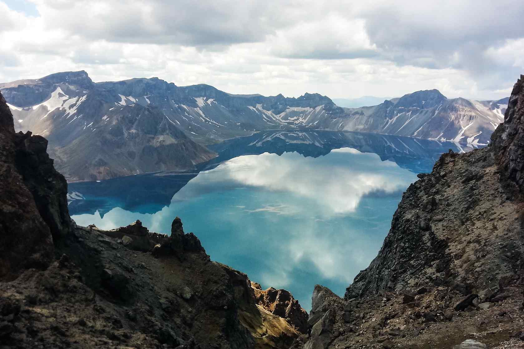 湛蓝的长白山天池高清风景壁纸图片下载