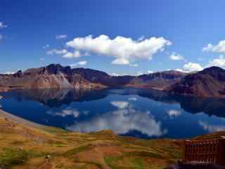 夏季晴朗的长白山天池风景图片桌面壁纸