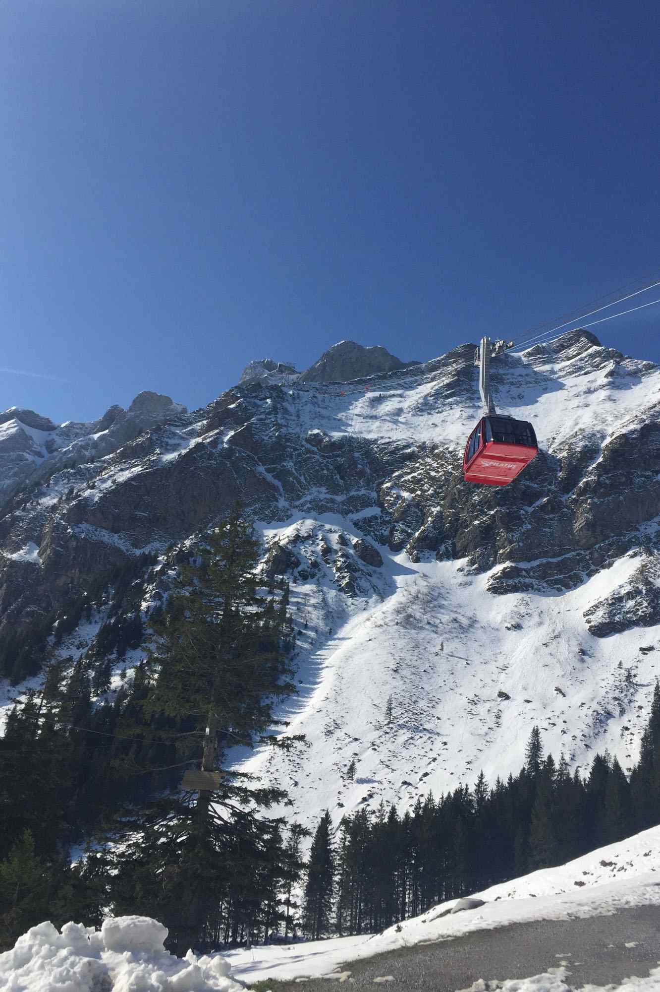 瑞士雪山红色缆车桌面壁纸