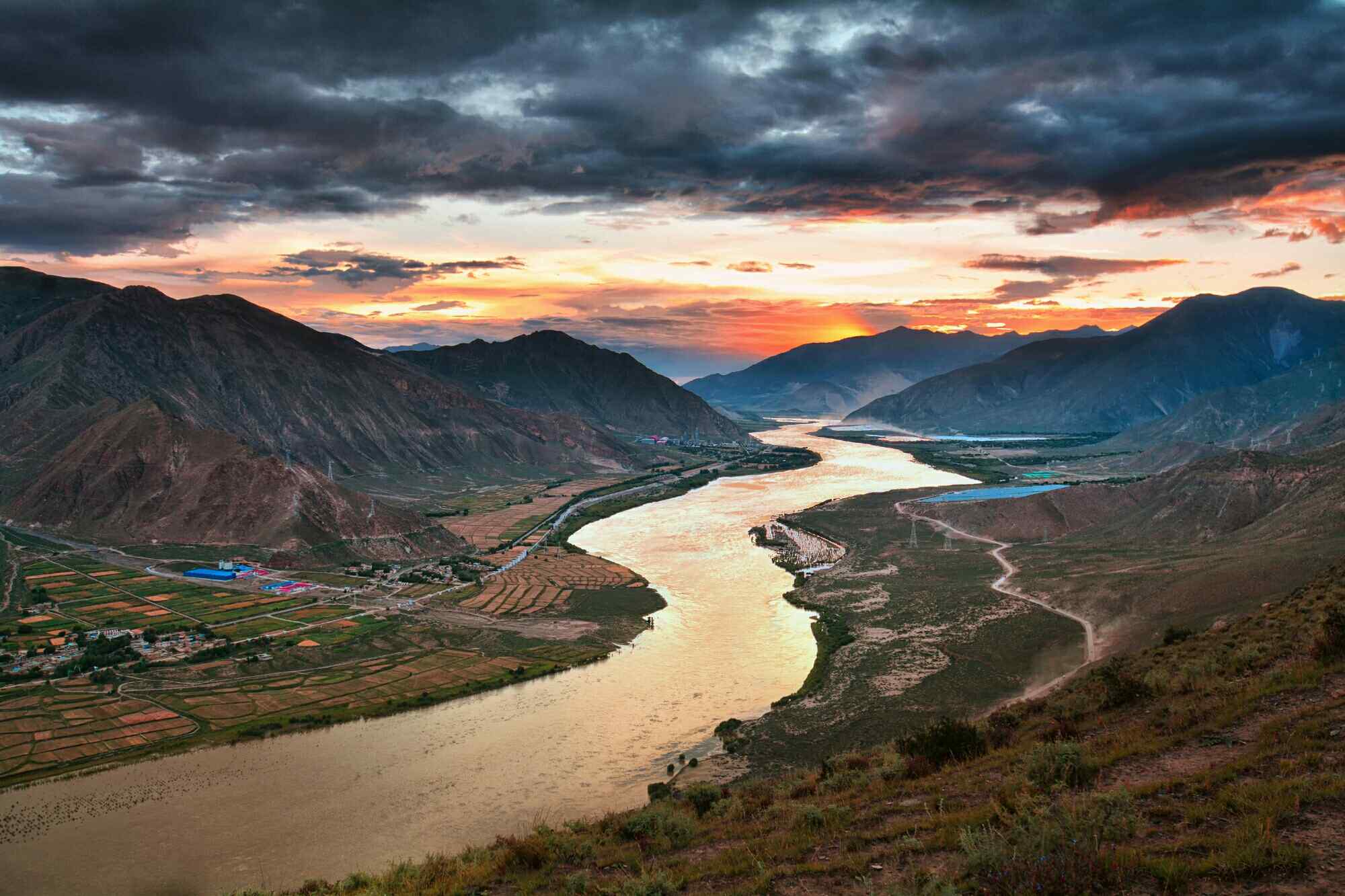 雅鲁藏布江日落风景桌面壁纸