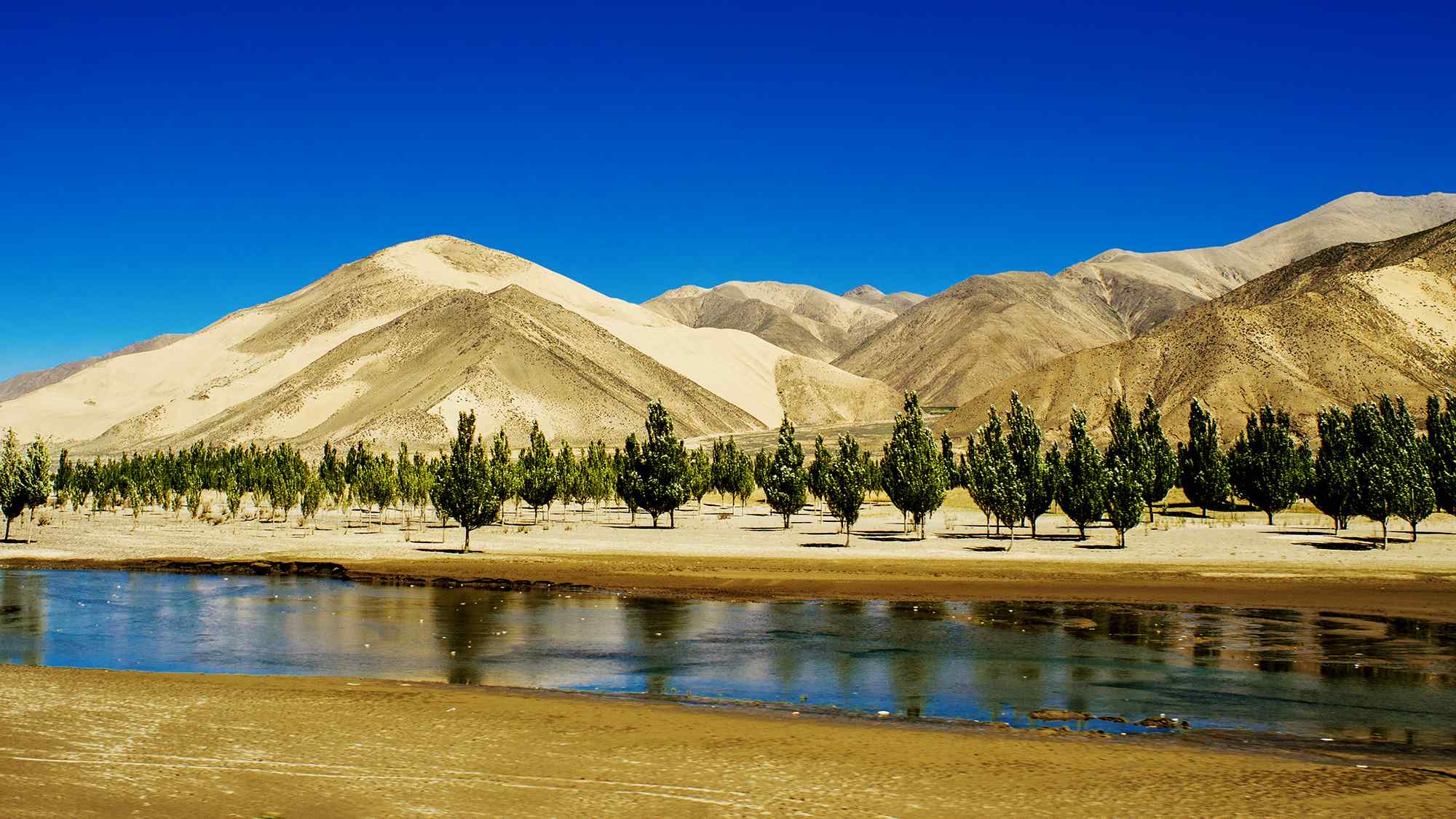 雅鲁藏布江沿岸风景图片电脑桌面