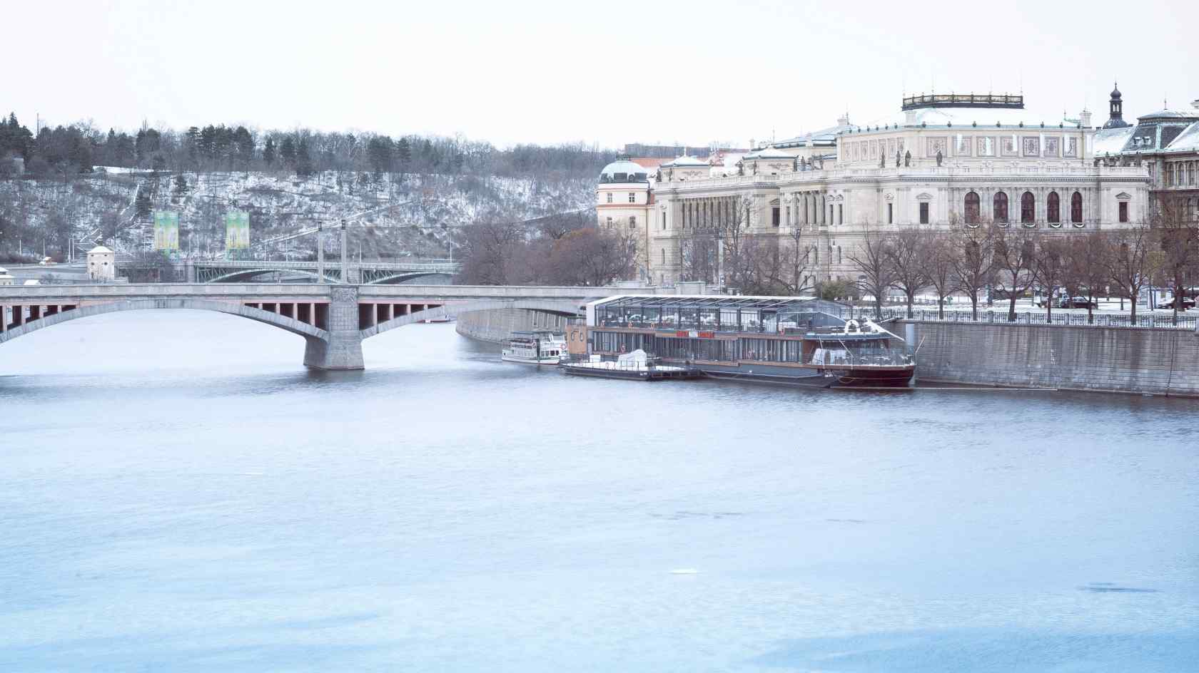 雪后布拉格唯美风景桌面壁纸