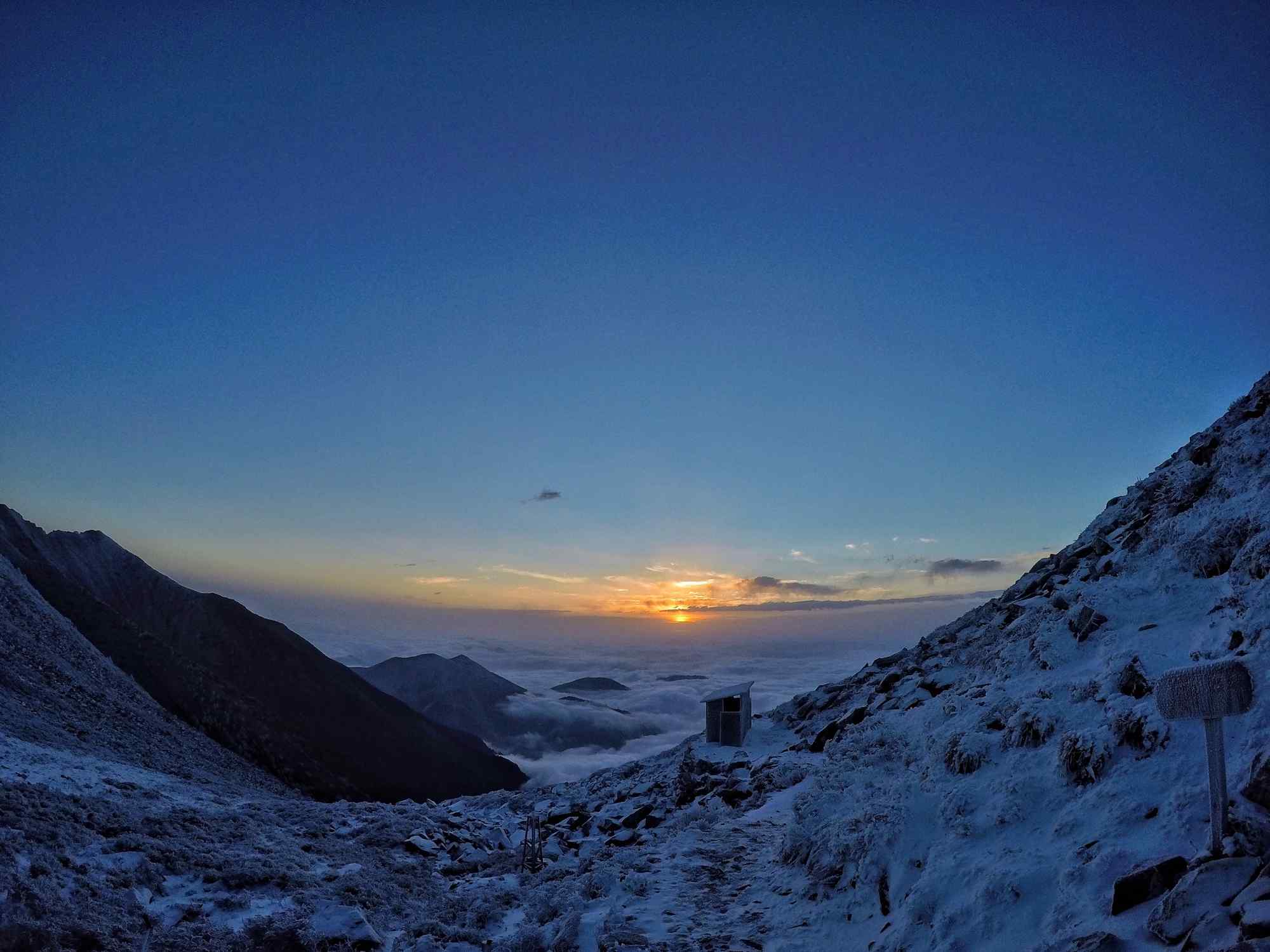 太白山日出雪景电脑壁纸