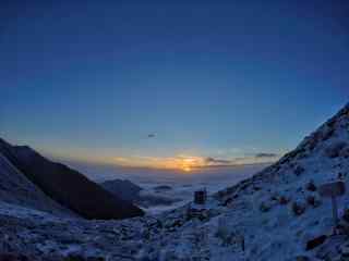 太白山日出雪景电脑壁纸