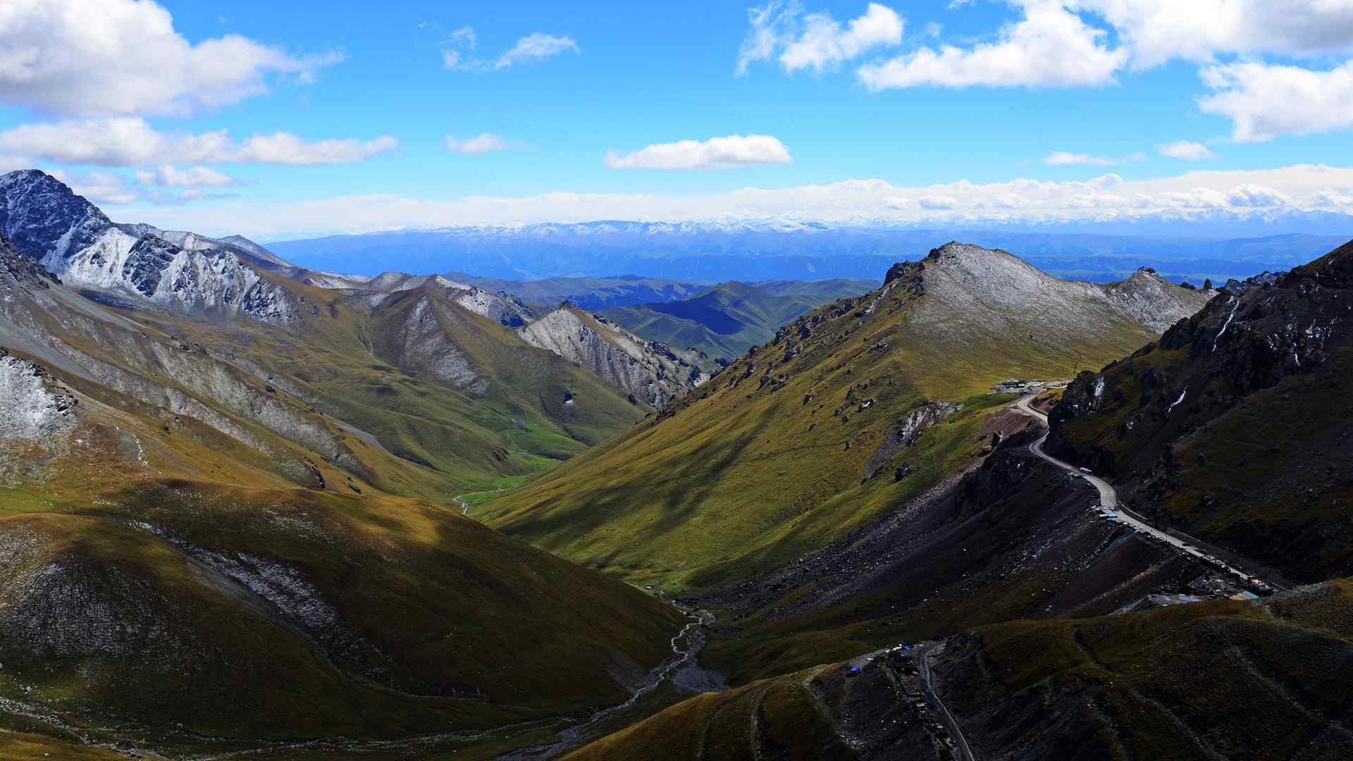 蓝天白云下的天山自然风景桌面壁纸