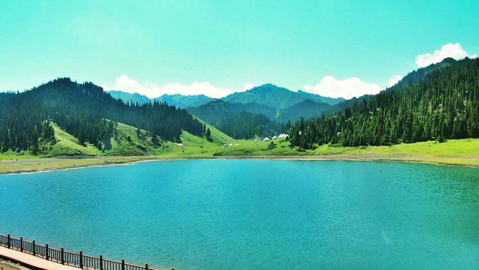 天山山脉湖边的绿色风景图片桌面壁纸