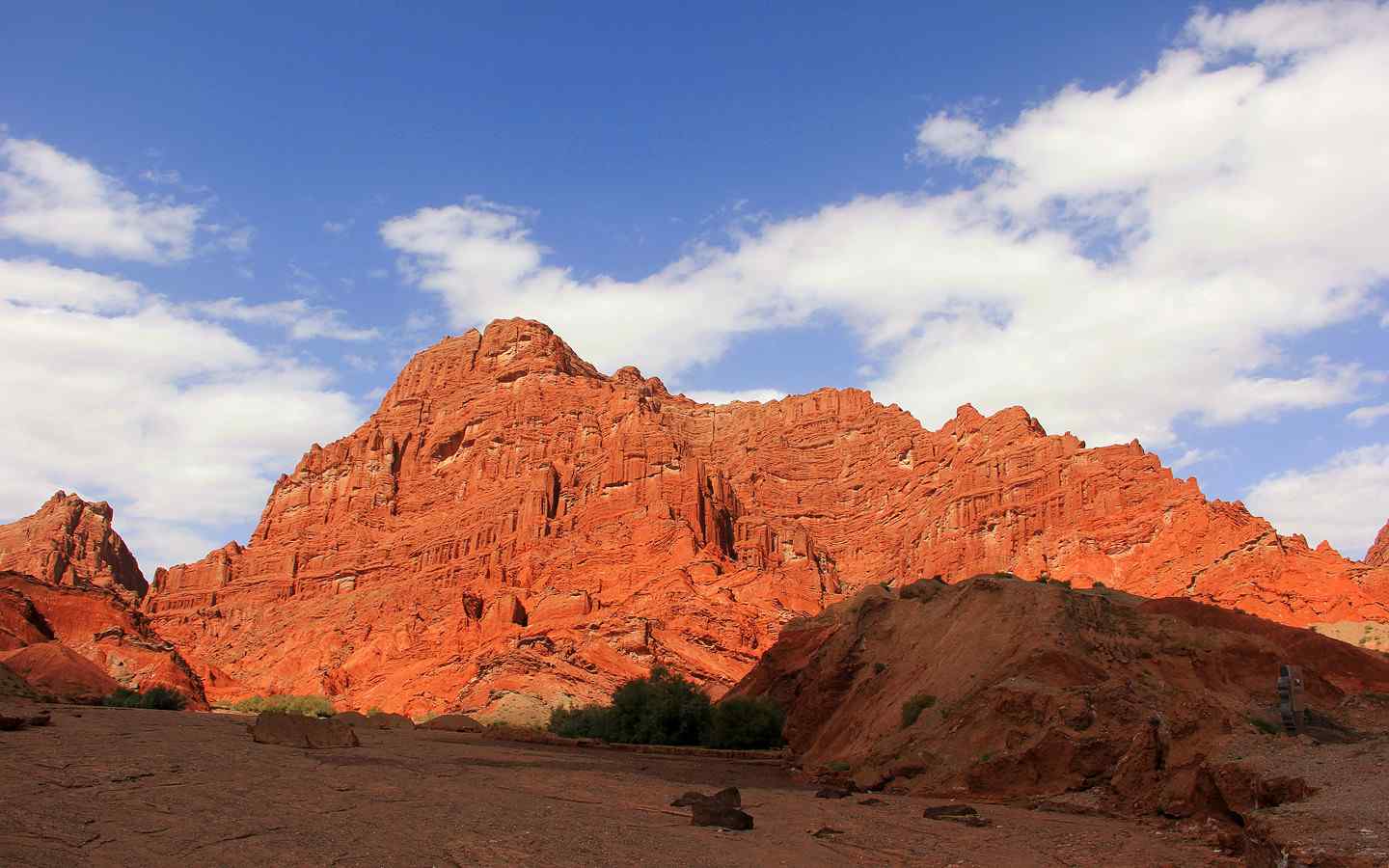 阳光下壮丽的天山山石风貌风景壁纸桌面