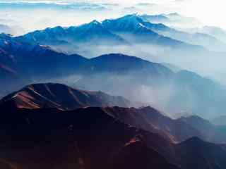 云雾中的天山山脉优美风景图片电脑桌面壁纸