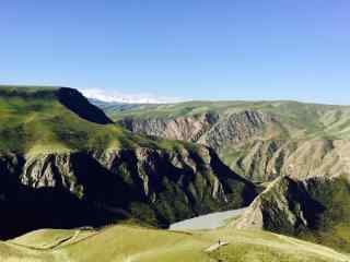 蓝天下的天山山脉风景图片壁纸电脑桌面