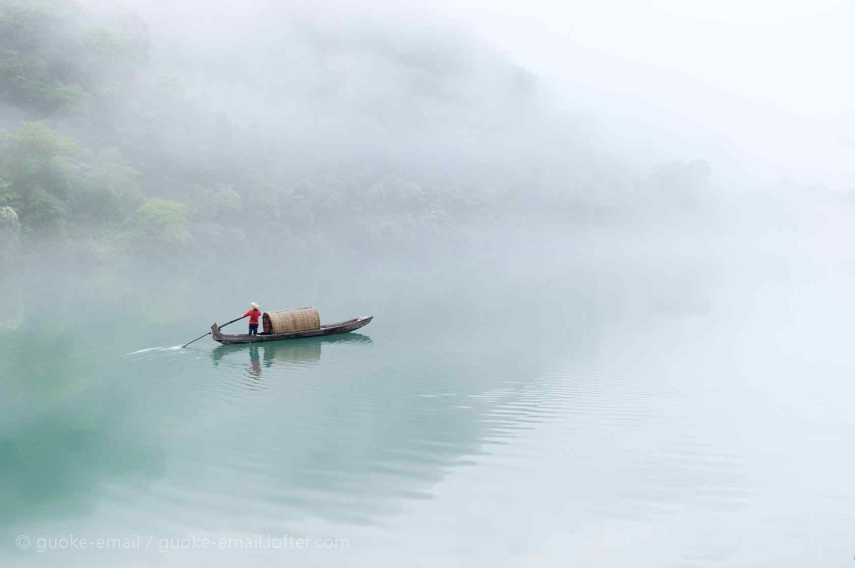 雾中唯美的湖上风景图片桌面壁纸