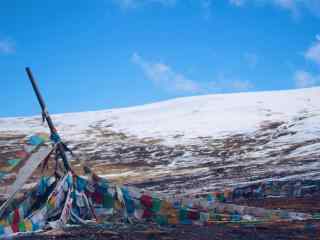 彩色风马旗雪景图片桌面壁纸