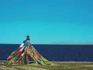 彩色风马旗经幡唯美青海湖风景图片桌面壁纸