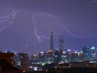 上海：雷电中的美丽上海夜景图片