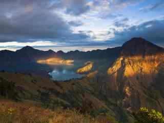 清晨美丽的火山湖风景图片