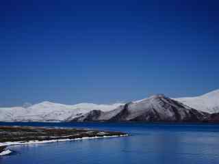 冬季羊湖高原雪山风景图片