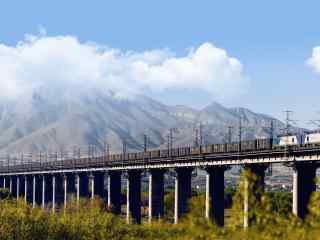 蓝天白云之下铁路风景桌面壁纸