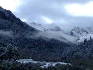 白雪皑皑的三神山桌面壁纸