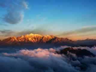 晨光笼罩在梅里雪山山峰桌面壁纸