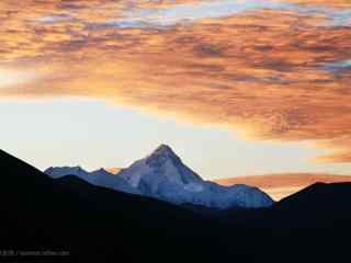 夕阳彩霞下峰贡嘎山桌面壁纸