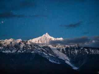 浪漫星空下的梅里雪山桌面壁纸