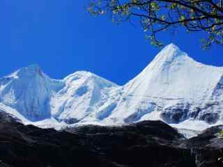 唯美壮丽的雪山三神山桌面壁纸