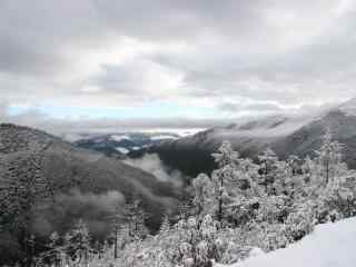 白雪覆盖下的三神山桌面壁纸