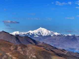 雪山下的羊卓雍措桌面壁纸