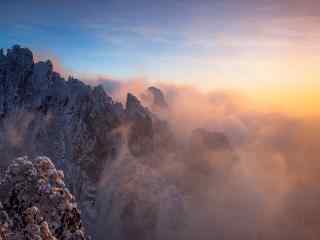 夕阳的余晖照射在黄山峭壁桌面壁纸