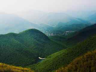 连绵起伏的莫干山山峦桌面壁纸