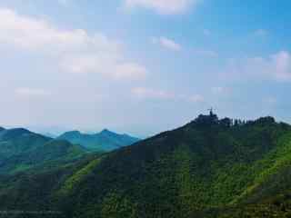 蓝天白云下的莫干山山峦桌面壁纸