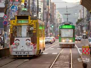 日本街头的复古电车桌面壁纸