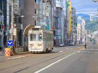 日本街头的复古电车桌面壁纸