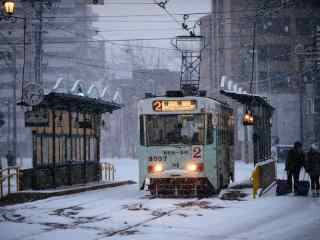 大雪中行驶的轨道电车桌面壁纸