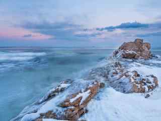 北戴河大海冲刷大雪覆盖礁石桌面壁纸