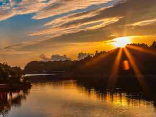 夕彩霞下的庐山如琴湖桌面壁纸