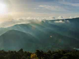 清晨的太阳的照射在庐山山峰桌面壁纸