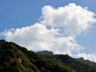 雾灵山上的蓝天景桌面壁纸