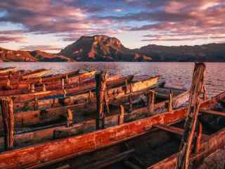 夕阳下的泸沽湖湖边风景壁纸