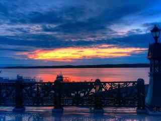 夕阳彩霞下的黑龙江河流桌面壁纸