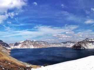 唯美长白山雪山下天池桌面壁纸