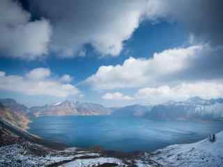 唯美长白山天池雪景桌面壁纸