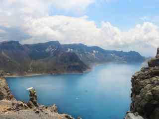 唯美云烟里的长白山风景桌面壁纸