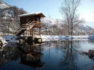 山脚下的雪中小木屋风景壁纸