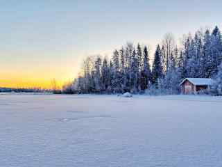 唯美雪地中小木屋风景壁纸