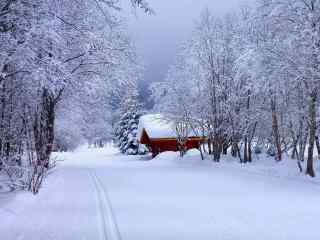  唯美雪景中小木屋风景壁纸