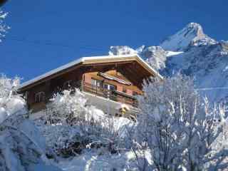 雪地小木屋风景桌面壁纸