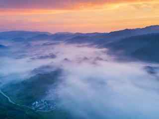 清晨云海中的小镇山水风景壁纸