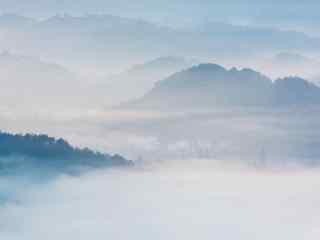 雾中小镇山水风景壁纸图片