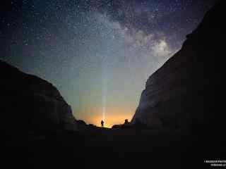 山谷中的夜晚星空桌面壁纸